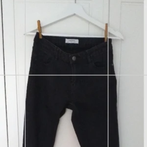 Low waisted svarta jeans !! - Trendiga svarta lågmidjade byxor i perfekt skick!! Köparen står för frakten eller så möts vi upp på Södermalm, hör av dig för fler bilder, pris kan diskuteras(;