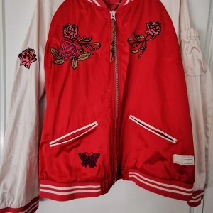 ODD MOLLY Bomberjacket modell 584 - Unik bomberjacka modell 584 från Odd Molly med snygga handgjorda detaljer. Storlek medium/large! 54% polyester 46% Bomull  Bli vardagssnygg och/eller stick ut ur mängden!  För er som vill veta mer om Odd Molly: "Odd Molly är ett svenskt varumärke som lanserades 2002 i Stockholm. Odd Molly karaktäriseras av hög kvalitet, starka färger, mönster, naturliga material och handgjorda detaljer. Varumärket skapades med visionen att designa kläder som symboliserar feminin styrka, mod och kärlek. Inspirationen kommer från en kvinna i Venice Beach, Kalifornien, som levde ett bohemiskt liv. Genom att bryta mot konventioner och följa sitt hjärta blev hon Odd Mollys musa."