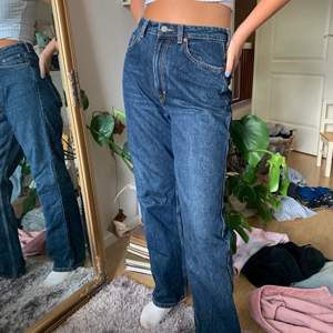 Säljer mina trendiga raka jeans i modellen ROWE från Weekday i storleken 28/30!!!!  ✨                                                                Knappt använda och säljes för att de är för små för mig. Passar mindre storlekar om man vill att de ska sitta lite löst som på andra bilden. Köparen står för frakt! (49 kr)🥰🥰🥰🌈💖