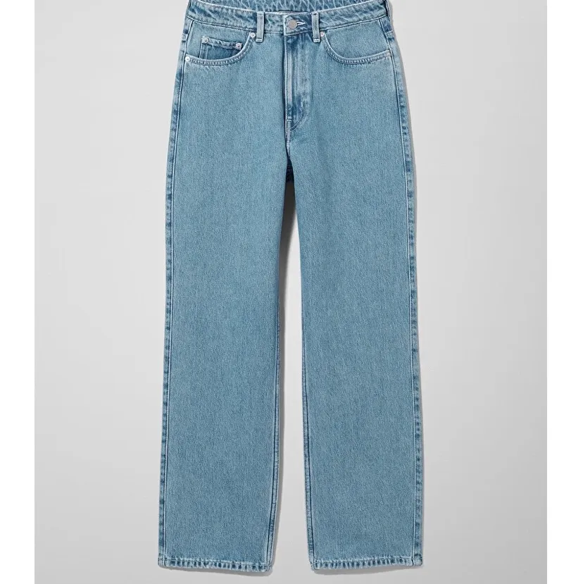 Extra High straight jeans från weekday, endast använda en gång då dom är för stora. Betalning via swish. 30/32. Pris kan diskuteras vid snabb affär . Jeans & Byxor.