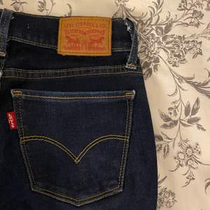 Säljer nu ett par superslim Levis jeans i storlek w24 pga att de är för små för mig! Har inte använt de så värst mycket så de är i bra skick! Fler bilder och information kan skickas vid intresse 🥰