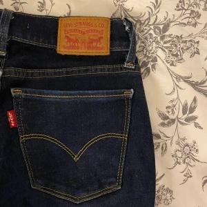 Levis jeans 710 - Säljer nu ett par superslim Levis jeans i storlek w24 pga att de är för små för mig! Har inte använt de så värst mycket så de är i bra skick! Fler bilder och information kan skickas vid intresse 🥰