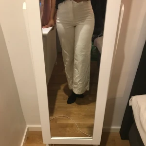 Manchester byxor  - Utsvängda Manchester byxor i vitt från Gina tricot använda 1 gång. Väldigt stretchiga så passar även 36. Nypris 499kr