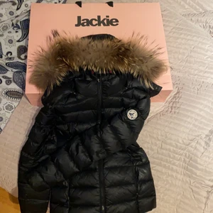 Vinterjacka  - Storlek xs/s, köpt från affären Jackie från ett franskt märke ( JOTT ) pälsen och luvan är avtagbar, köpte jackan för 4000kr💕 vill helst sälja jackan snabbt så vid snabb affär kan jag gå med på att gå ner i pris