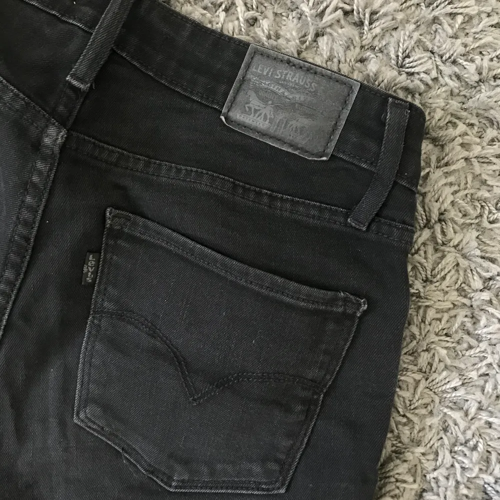 Ett par svarta Levis jeans i amerikanska storleken 27, vet inte exakt vad de motsvara i svenska storlekar men passar mig som är M. Använda men bra skick! Kan absolit sänka priset vid snabb affär. De kostade runt 1000kr när jag köpte dem. Jeans & Byxor.