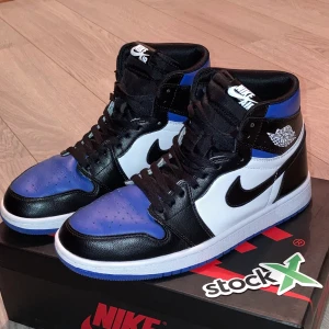 Air Jordan 1 high (storlek 43) - Säljer dessa Air Jordan 1 high i storlek 43. Är i väldigt bra, skick endast använda ett fåtal tillfällen. Köpare står för frakt. Pris kan diskuteras vid snabb affär