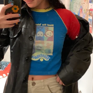 TELETUBBIES TRÖJA - Urgullig top med ett teletubbies tryck, köpt på second hand🥰 Älskar den verkligen, därför är detta ett intressekoll, säljs vid bra bud🥰❤️