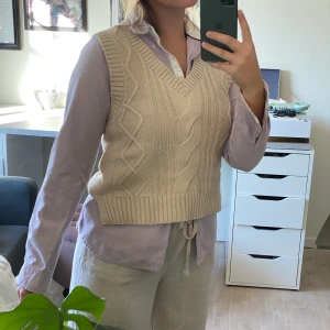 Lila skjorta - Säljer denna fina skjortan från Abercrombie&Fitch i storlek XS. Fin att både ha vanligt men även med stickad väst eller tröja över✨