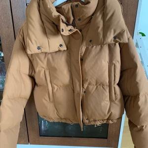 H&M Dunjacka - Helt oanvänd fin dunjacka från H&M. Säljer pga för liten storlek. Den är kort i modellen. 350kr+frakt