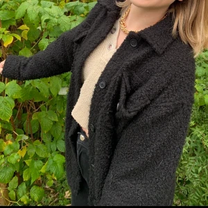 Lindex jacka  - Säljer min nyköpta jacka/kappa som jag använt några gånger, men inte sliten alls. Jag säljer den pga att det inte riktigt är en sån jacka jag är ute efter och skulle behöva en nu till vintern! Pris kan diskuteras men budet startar på 300kr inkl frakt❤️