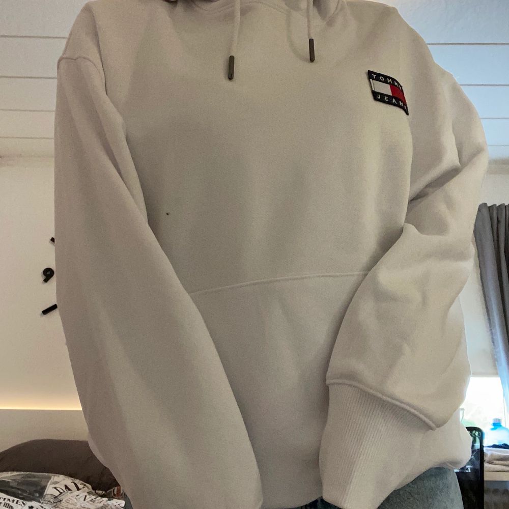 INTRESSEKOLL på min mysiga tommyhoodie då den inte används. Endast använd en gång. Priset kan diskuteras men den är köpt för 1199kr. OBS: har gjort två hål i midjan och satt dit ett snöre så att man kan knyta upp tröjan om man vill, istället för att stoppa in den i byxorna. Buda gärna i kommentarerna💕. Huvtröjor & Träningströjor.