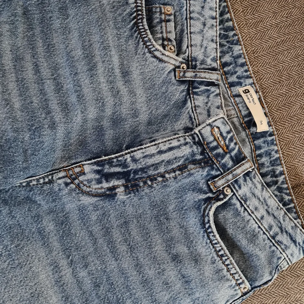 Säljer mina Dagny mom jeans som är i nyskick. Jeansen är i storlek XS, men sitter lite för löst på mig då jag är väldigt kort. Använda 2-3 men ser helt nya ut. Kan mötas upp I Linköping eller posta de 🤍🌸. Jeans & Byxor.