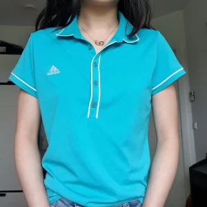 Träning t-shirt från Adidas - Är för stor så använt 1 gång, storlek M men funkar definitivt som S! Färgen är lite mer turkos färgat än på bilderna 💙