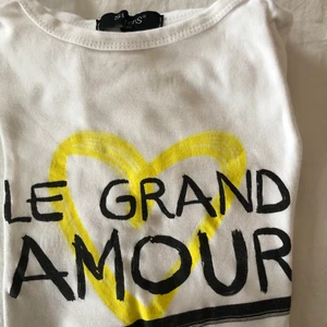 T-shirt - Jättefin t-shirt som är tyvärr för liten för mig därav säljer jag den. Jättebra skick!