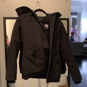 Canada Goose Montebello Parka (XS) - säljer min gammal Canada Goose jackan som jag köpte för 4 år sen på Amazon i USA. helt äkta. väldigt värm för vintern. det är mycket älskat av mig men jag vill köpa en ny kappa snart. storleken är XS. nypriset ~6900kr (700 USD). PM för mer bilder! 