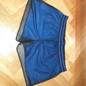 Fabletics shorts blå, Demi Lovato collection storlek L. - Blåa och svarta tränings shorts från Fabletics ur Demi Lovato kollektionen. St. L, mid-low rise. Aldrig använda.