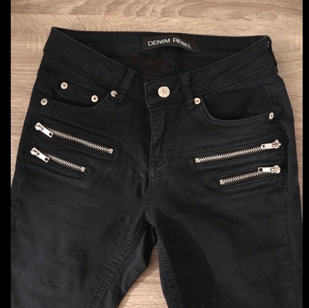 Svarta jeans med dragkedjor | Plick Second Hand