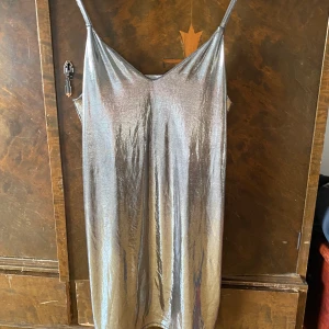 H&M klänning - Jättefin på men jag vill helt ärligt inte lägga ut en bild på mig själv i denna då den visar lite o är rätt konservativ... Kan skicka privat till nån tjej som vill köpa😂 Frakt: Gratis. Kan mötas upp i Göteborg C.