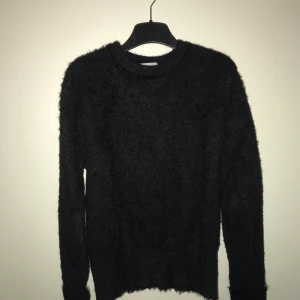 Svart stickad tröja från zara - Svart stickad tröja från zara. Använd men fint skick. Passar mig som brukar ha xs. Köparen står för frakten men pris går att diskutera så att alla blir nöjda!💗 Hör av er om det önskas mer bilder eller om ni undrar över något💗