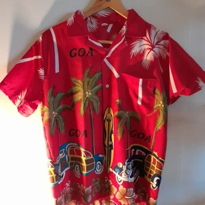 Skjorta Hawaii  - Go skjorta i klassiskt Hawaii-motiv. Inga hål. Pris är diskuterbart 