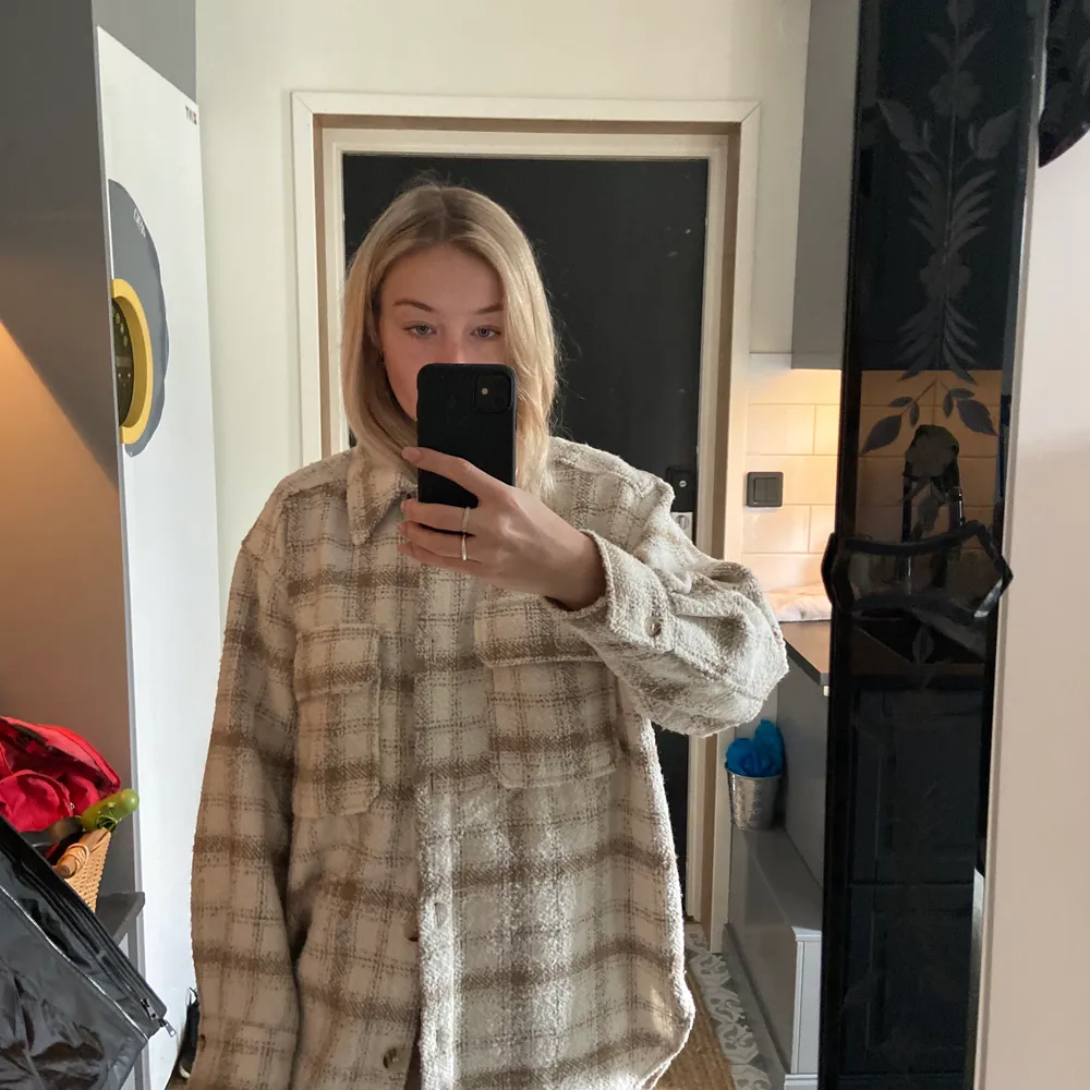 Säljer denna beige/vita skjortjacka från höstsäsongen av h&m. Nyskick, knappt använd. Säljer då jag inte använder den 🥰 Köpte för 399 :- för en månad sen 💕 Storlek M men jag är vanligtvis S, för en lite oversize look. Jackor.