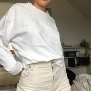 Tjocktröja - Vit tjocktröja från Carin Wester i storlek small. Kan mötas upp i Stockholm eller fraktas för 50 kr.