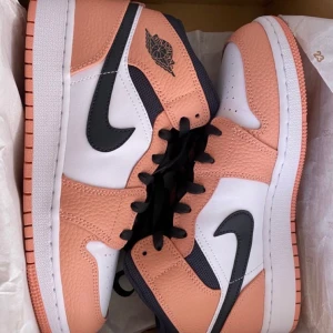 Nike Jordan  - Kollar intresset på mina Superfina jordans i strl 36 men skulle även säga att de passar 37 vilket jag i vanliga fall har. Superfint skick och inte speciellt slitna. 