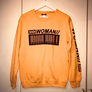sweatshirt  - En sweatshirt från Boohoo i storlek S. Aldrig använd, endast testad. 