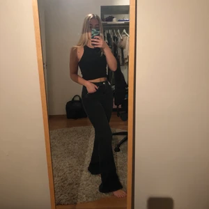 Jeans med slits!  - Svarta/ gråsvarta bootcut/flare jeans med slits! Highwasted Väldigt bekväma jeans använda en gång. Jag är 160 cm och tyckte de var en aning för långa för mig, därför säljer jag de! De går dock snyggt över skor! Buda i kommentarerna 💗