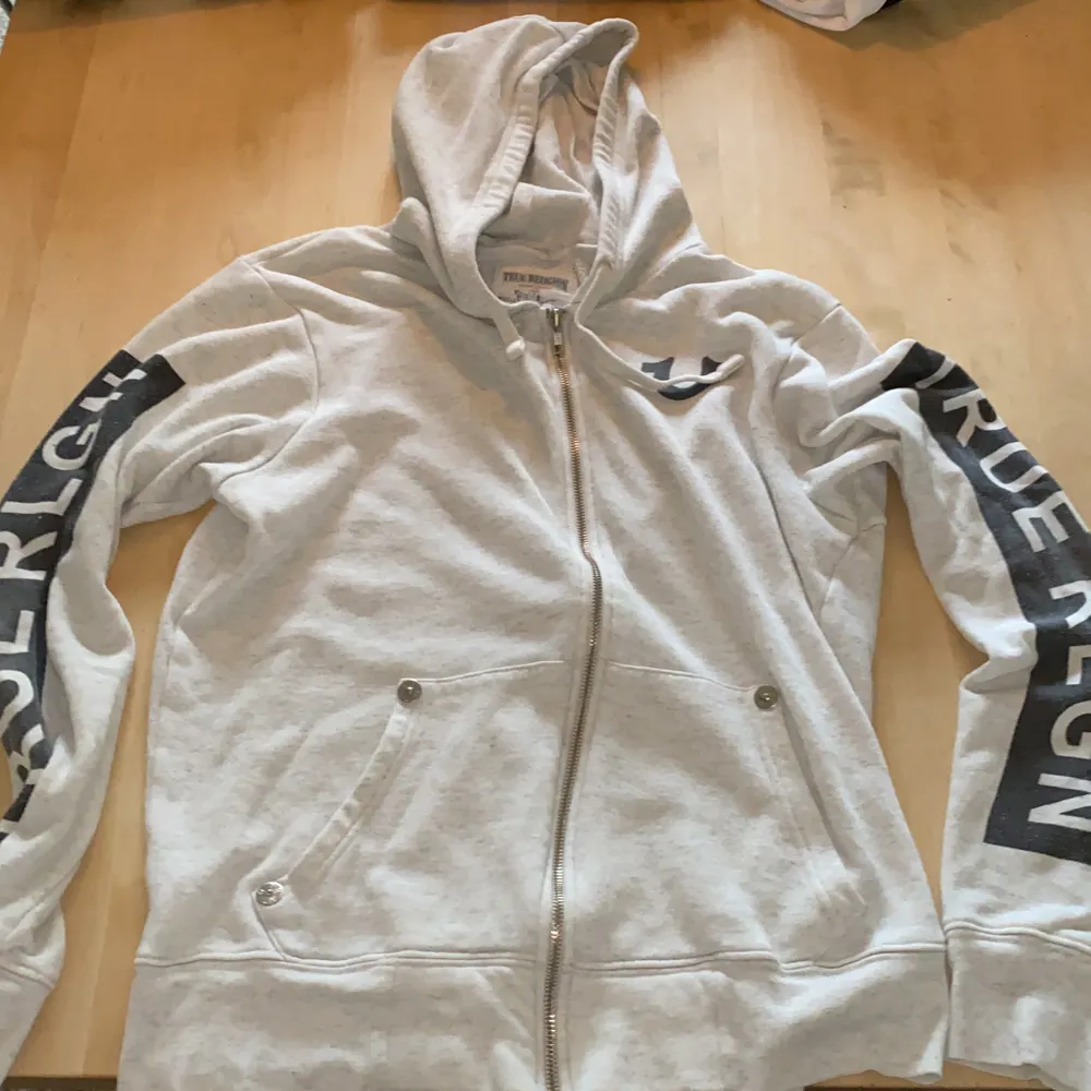 Medium, 6/10 condition, säljer för att den är för liten, frakt 80kr. Hoodies.