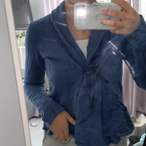 Odd Molly kofta - En blå Odd Molly ofta, går att knyta och är väldigt skön och har bra passform. Den är i storlek 1 och jag tycker den passar mellan xs-s och eventuellt M. Buda gärna i kommentarerna!