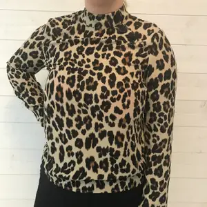 Långärmad leopardblus från Gina Tricot. Detaljknappar på framsida och knappar för att knäppa tröjan på ryggen. Använd ett fåtal gånger. Storlek 36. Frakt tillkommer!