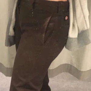 bruna dickies! - assnycka dickies! raka ben och midrise:) modell: slim straight! 