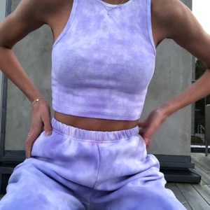 Beställning tie dye - Tar beställningar på tiedye set, linnen, mjukisbyxor och tröjor. Har färgerna rosa, lila och blå. Skriv till mig för prislista:) OBS: setet på första bilden är blå och lila blandat, jag kan alltså mixa färger. Kan även fixa t-shirts eller andra önskemål!! ALLA BILDER ÄR MINA EGNA