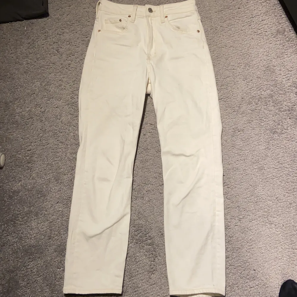 Vita jättesnygga jeans. köpt för 350 nypris 100. Frakt inkommer. . Jeans & Byxor.