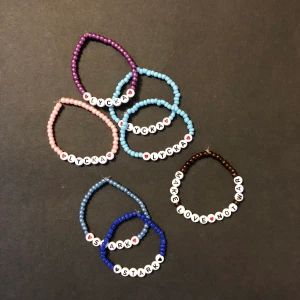 Armband  - Säljer några handgjorda armband med olika citat på, säljer en för 30kr eller två för 50 då jag vill bli av med det som finns kvar, hör av er om eget motiv så kan jag fixa det🥰🥰 frakten tillkommer på 11kr