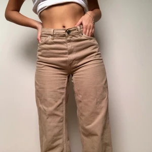 Beiga byxor från Monki! - Ett par sandfärgade byxor med hög midja och vida ben. Supersköna och trevliga men kommer tyvärr inte till användning! Nypris 400kr.