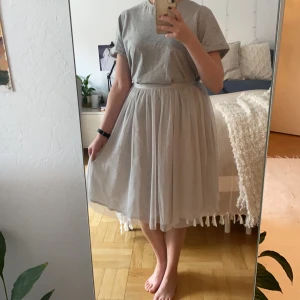 Superfin Tyllkjol  - Gråblå tyllkjol som aldrig använts mer än för en bild (fel storlek). Har en underkjol och fin sidenkant i midjan (resår baktill). Kan mötas eller så står köpare för frakten. 