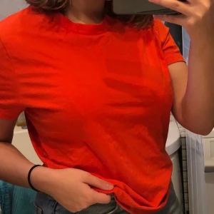 T-shirt från bikbok strl S - Säljer denna sjukt snygga tröja eftersom ja inte använder den längre. Den är i bra skick och har ett mjukt material. Tröjan är från bikbok. Vid många intressen påbörjas budgivning🥰