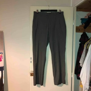  - randiga kostymbyxor, jag har strl m och är 177 för referens. kan mötas på söder el skicka mot frakt💚