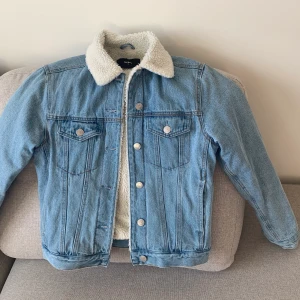 Jeans jacka! - Jackan är i väldigt bra skick! Använd i några månader, säljer pga att den är för liten! Passar väldigt bra med hoodies bl.a! Orginal pris- 500kr