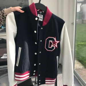 Baseballjacka  - Supersnygg jacka köpt på jeansbolaget, nypris 700kr💗 tyvärr hängt länge i gaderoben och därför inte fått så mycket användning🥺 Skulle påstå den passar xxs-xs. Priset går att diskuteras😊