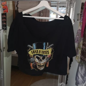 Guns n roses t-shirt  - Croppad guns n roses t-shirt, köpt secondhand. Ganska stor, så passar nog alla 