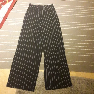 Fina byxor  - Det är stora svarta byxor med vita ränder .från gina tricot! Användt typ 5 ggr ,det är i storlek xs ny pris var 299 kr