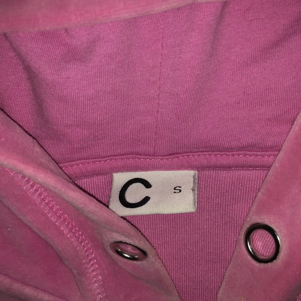 Säljer tröjan för att den inte kommer till användning. Den är rosa med mjukt och skönt material och är i bra skick. Banden i luvan är borta tyvärr. Vid många intressen påbörjas budgivning💖. Hoodies.