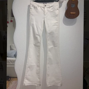 Vita bootcut jeans - Säljer då de är för långa för mig:( Nyskick! 🥰 möts upp i gbg eller så står köparen för frakten💓 Priset kan absolut diskuteras