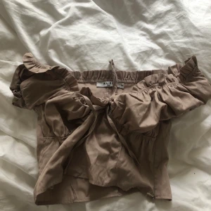 Romantisk topp - Romantisk topp från Na-Kd. Använd fåtal gånger och tvättad en gång. Gott skick ! Storlek 38 och är ”true to size”. 