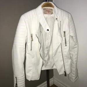 Vit skinnjacka  - Vit motojacket, stl 40 men passar mig som är S/M