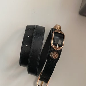 Balenciaga armband  - Triple tour bracelet från Balenciaga.Kommer tyvärr inte till användning därför jag säljer. Budgivning från 600kr eller få det för 1200kr direkt 🤎 budet är uppe i 1000kr nu 