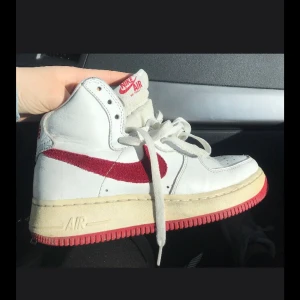 Air Force 1 limited edition - galet snygga höga air force 1, limited edition med special text på hälen och röd sula. jättefint skick men vintage, bara skriva om ni är intresserade ❣️❣️